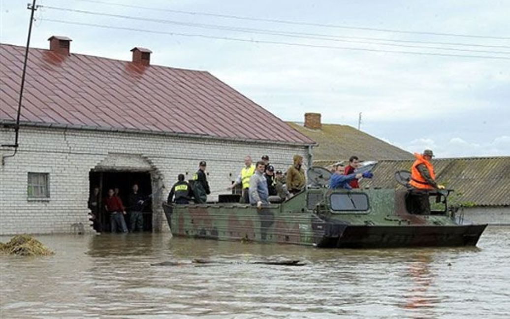 Польська поліція і рятувальні служби проводять масову евакуацію населення в затоплених районах. / © AFP