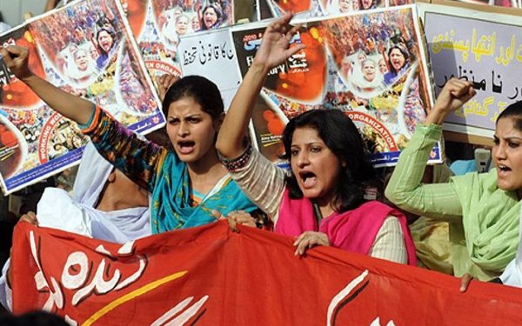 Мітинг організації "Жінки-робітниці" на честь Дня всіх трудящих у Лахорі. Жінки вимагали підвищення зарплати та кращих соціальних умов праці. / © AFP