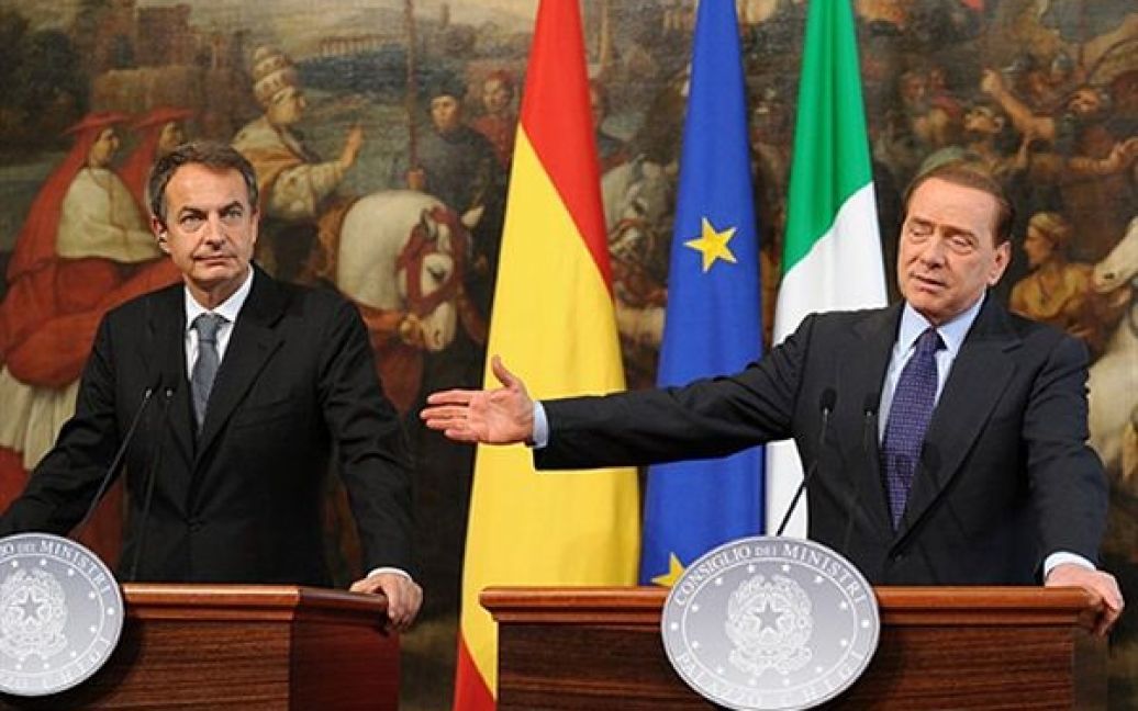 Сильвіо Берлусконі жестикулює під час спільної прес-конференції із прем&rsquo;єр-міністром Іспанії Хосе Луїсом Сапатерою у Римі. / © AFP