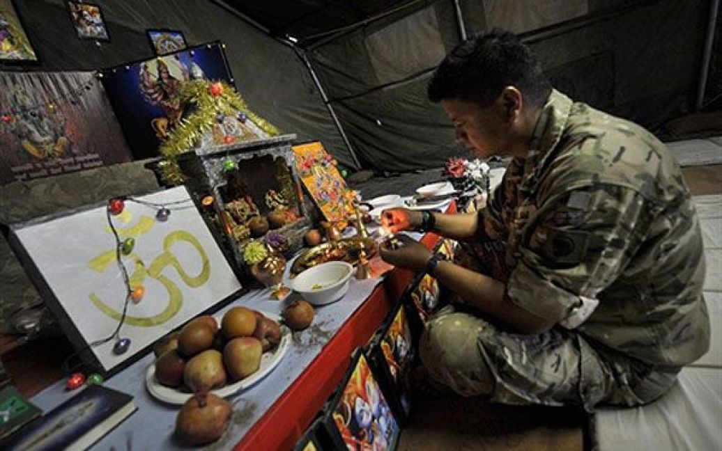 Прапорщик 2-го класу Сулав Гурунг молиться у індуїстському храмі на патрульній базі. / © AFP