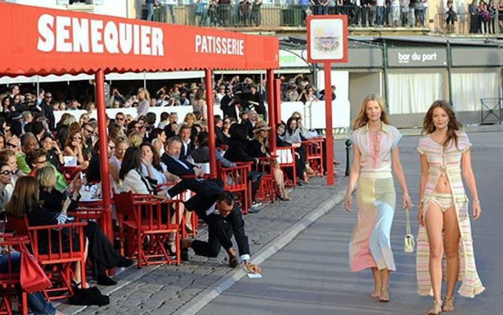 Німецький дизайнер Карл Лагерфельд представив у Сен-Тропе нову круїзну колекцію сезону 2010/2011 для Chanel. / © AFP