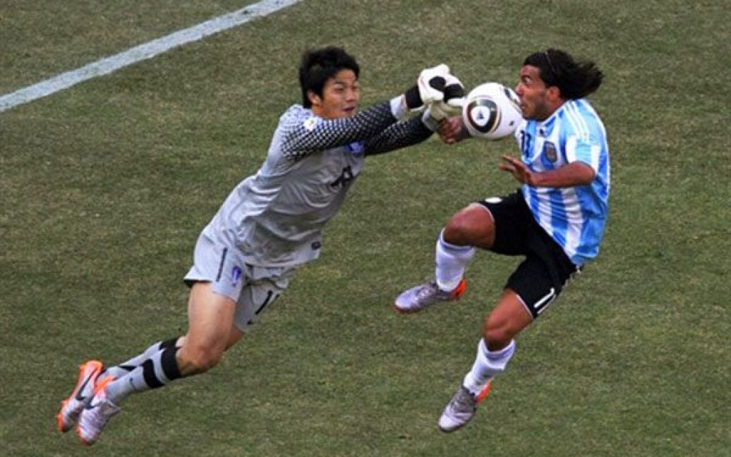 Південна Африка, Йоганнесбург. Нападаючий збірної Аргентини Карлос Тевес (праворуч) намагається забити гол у ворота Південної Кореї під час матчу другого туру групи B чемпіонату світу 2010 року. Аргентина перемогла збірну Південної Кореї з розгромним рахунком 4:1. / © AFP