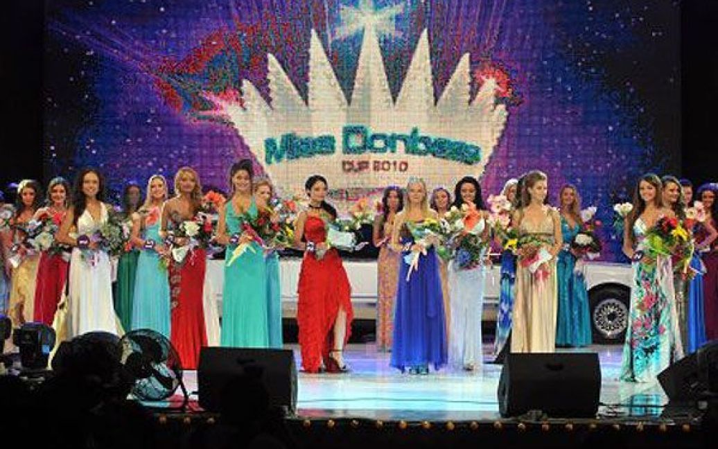 У конкурсі краси "Міс Донбас OPEN - 2010" за титул найкрасивішої змагались 28 дівчат. / © УНІАН