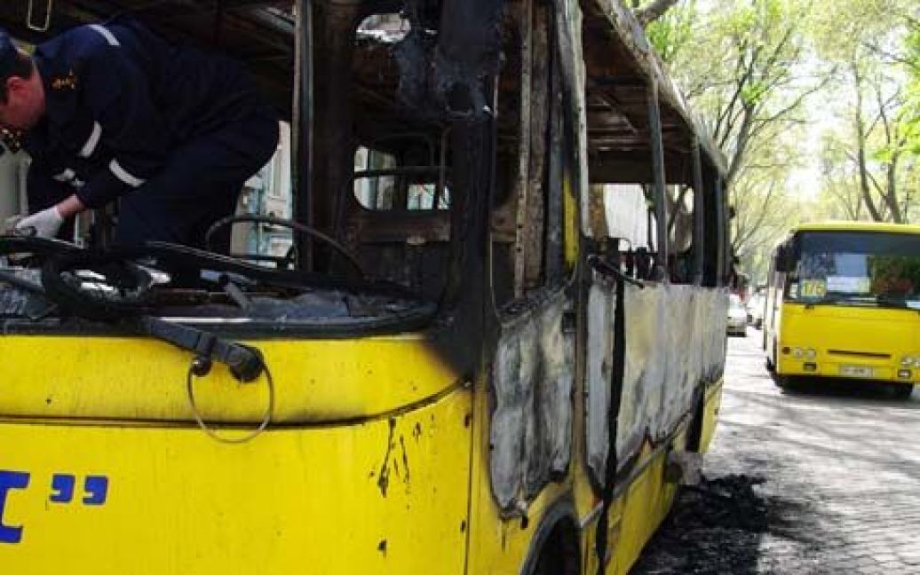 5 травня в центрі Одеси під час руху загорілося маршрутне таксі "Богдан" з пасажирами. / © Таймер Одесса
