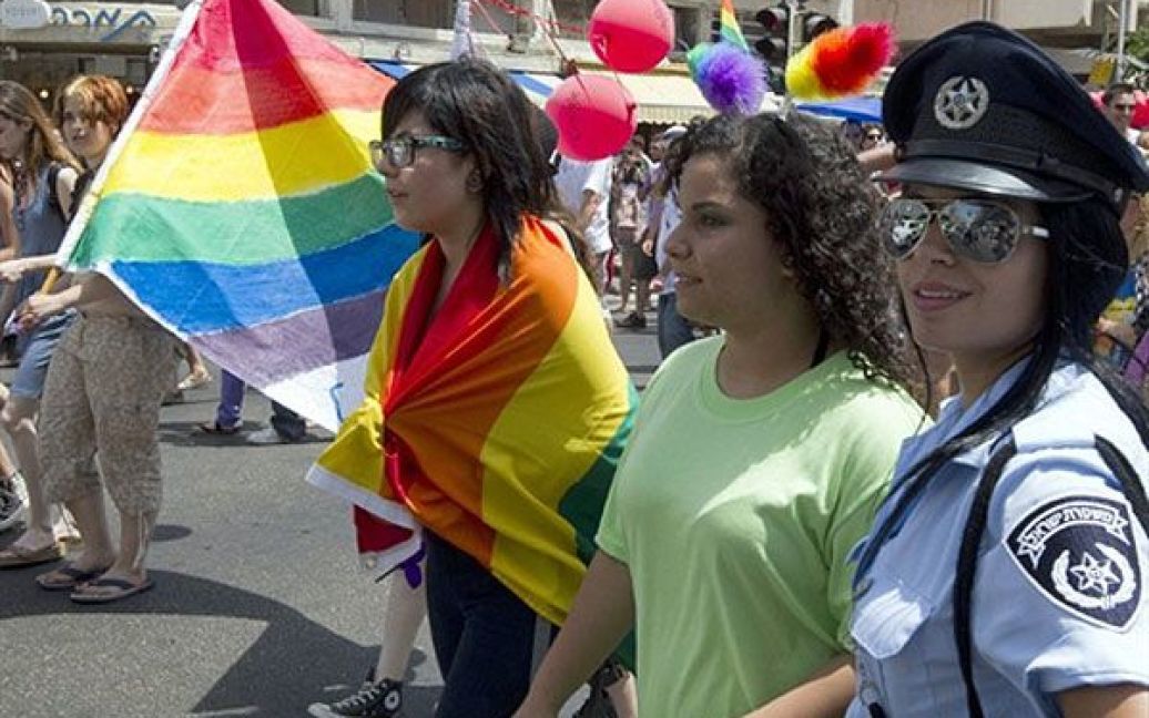 А у Тель-Авіві (Ізраїль) тисячі учасників гей-параду зібрались в центрі міста, щоб відзначити своє щорічне свято. / © AFP