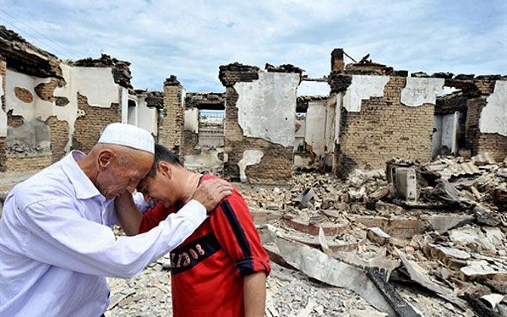 Протягом кількох днів у районах, охоплених заворушеннями, відбувалися погроми і підпали житлових будинків, бешкетували мародери. / © AFP