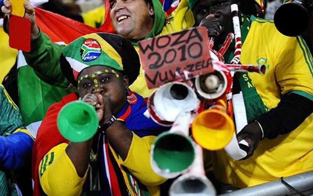 ПАР, Йоганнесбург. Південноафриканські вболівальники радіють перед проведенням міжнародного товариського матчу між Південною Африкою і Колумбією на стадіоні Soccer City у Йоганнесбурзі. Чемпіонат світу з футболу 2010 пройде у ПАР з 11 червня по 11 липня 2010 року. / © AFP