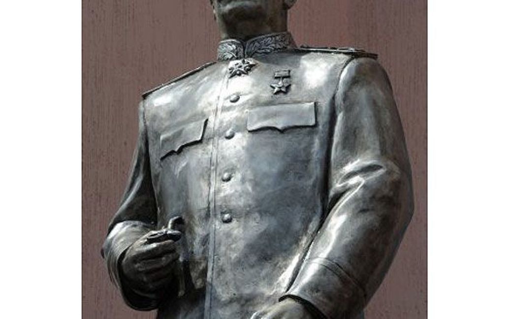 Комуністи провели урочисте відкриття пам'ятника Сталіну під записи його промов. / © УНІАН