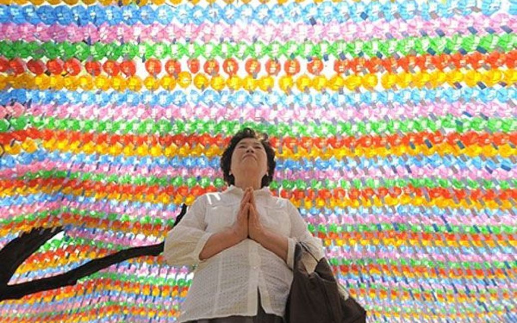 Південна Корея, Сеул. Південнокорейська жінка-буддистка молиться під час служби з нагоди 2554-го дня народження Будди Гаутами у храмі Чогьє у Сеулі. / © 