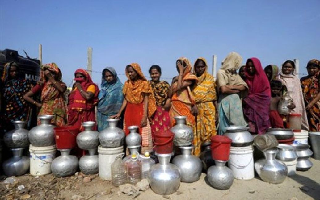 Бангладеш, Дакка. Жінки стоять у черзі за водою. Щоденні потреби міста у воді становлять 2,2 мільйярди літрів, але міська влада може забезпечити населення тільки 1,9 млрд літрів. / © AFP