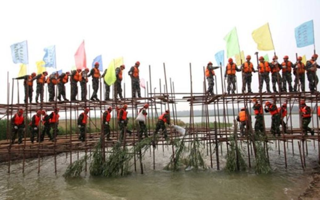 Навчання китайських рятувальників у провінції Цзянсу. Від початку сезону дощів у Китаї вже загинули 46 людей. Китайські метеорологи повідомляються, що погодні умови продовжують погіршуватися. / © AFP