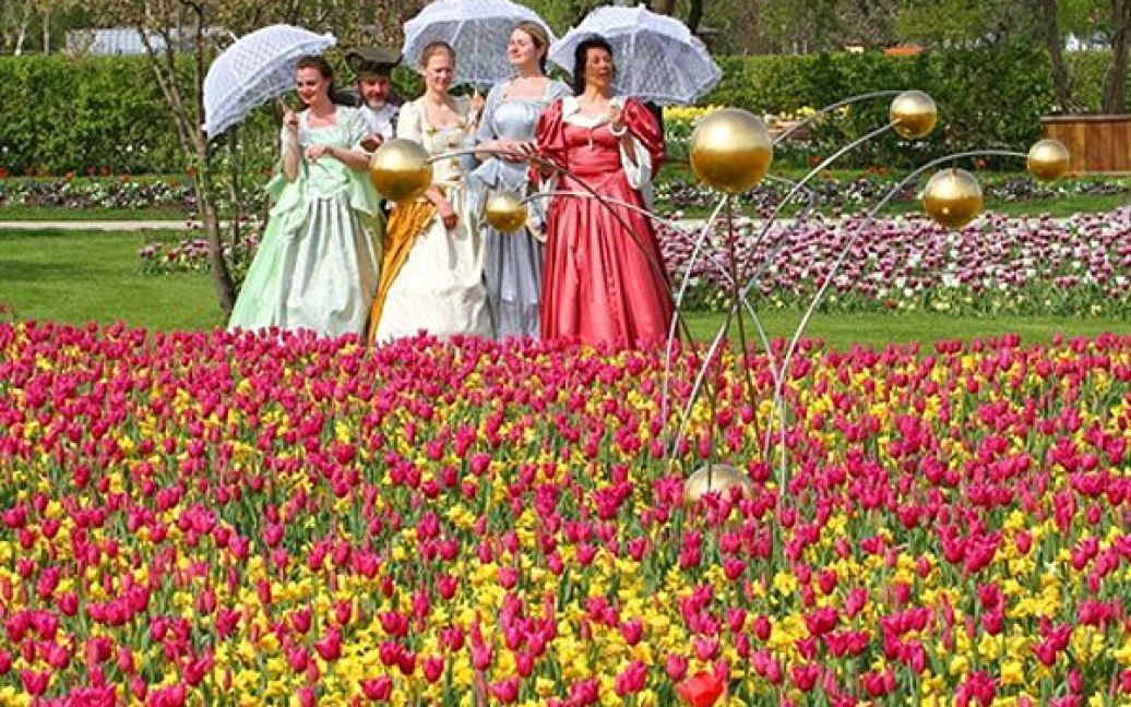 Ораніренбург, Німеччина. Актори у національному вбранні у міському ботанічному саду, до 1 травня розпочнеться Національна виставка садівництва. / © AFP