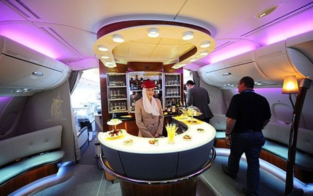 Бар на аеробусі A380 компанії "Emirates Airlines" / © AFP