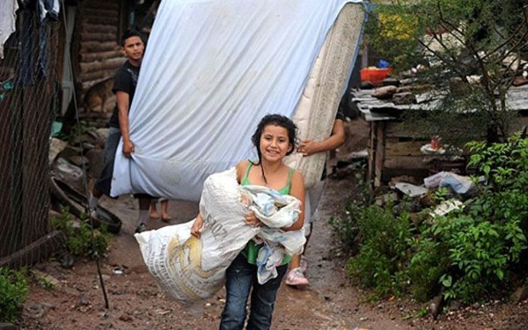 Тисячі людей змушені залишити свої домівки через стихійне лихо у Центральній Америці. / © AFP