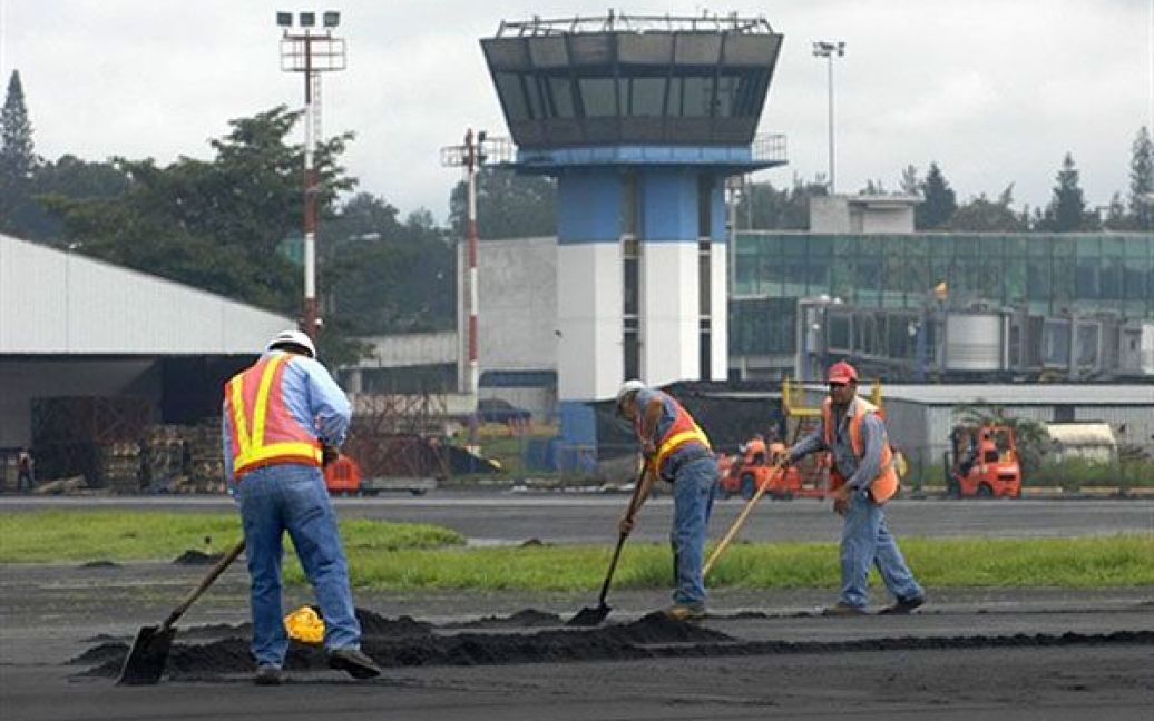 Влада Гватемали також була змушена закрити столичний аеропорт через те, що злітно-посадочні смуги опинилися засипані вулканічним попелом. / © AFP