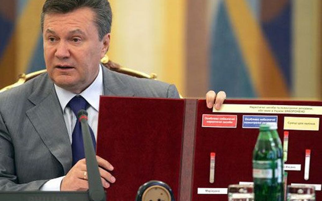Віктор Янукович демонструє папку з маріхуаною, кокаїном та іншими наркотиками, які були куплено в інтернет-магазині за його вказівкою чиновниками адміністрації президента. / © УНІАН