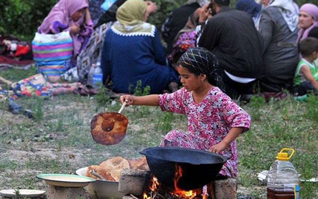 Узбецька дівчинка готує їжу в таборі біженців у Бегабаді. / © AFP