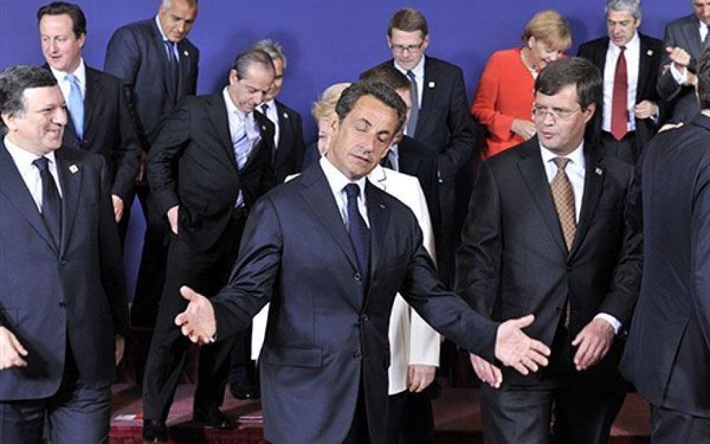 Бельгія, Брюссель. Президент Франції Ніколя Саркозі після групового фотографування із лідерами інших країн ЄС на початку саміту Європейської ради у Брюсселі. На одноденній нараді лідери країн ЄС, як очікується, затвердять програму "Європа 2020", нову стратегію роботи і зростання, а також обговорять майбутній саміт G 20, економічне управління і пост- Копенгагенську кліматичну стратегію. / © AFP