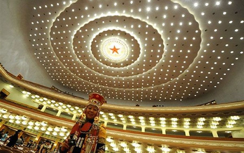 Китай, Пекін. Монгольська жінка на церемонії відкриття 20-го всесвітнього саміту жінок у Великому залі Народних зборів у Пекіні. Більше 1000 жінок-делегатів з 80 країн світу беруть участь у саміті жінок, який пройде у китайській столиці з 20 по 22 травня 2010 року. / © AFP