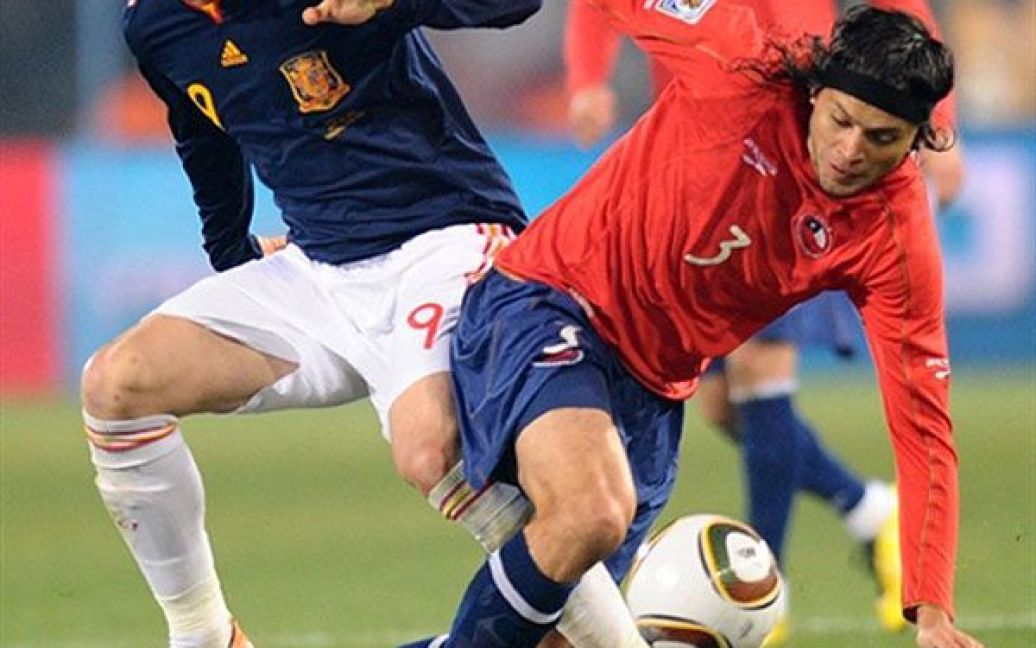 Збірна Іспанії перемогла Чилі з рахунком 2:1 і вийшла в плей-офф з першого місця у групі, а чилійці - з другого. / © AFP