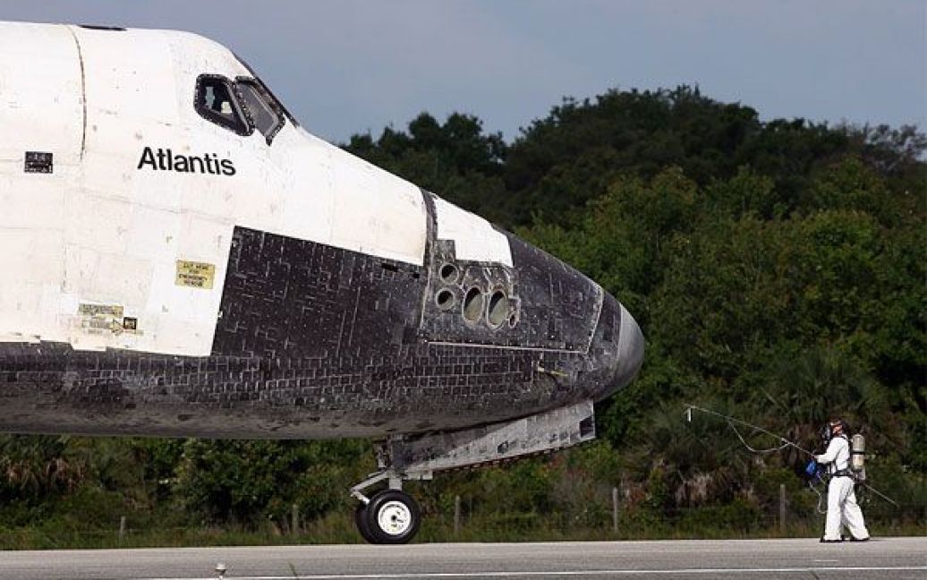 США, мис Канаверал. Поверхню шаттла "Атлантіс" перевіряють на наяявність шкідливих речовин. Космічний корабель "Атлантіс" приземлився в аеропорту імені Кеннеді Космічного центру НАСА на мисі Канаверал, штат Флорида. Шаттл "Атлантіс" здійснив свій останній політ і завершив 25-річну "кар&#039;єру". / © 