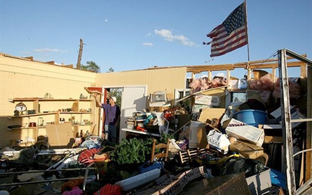 Чоловік оглядає завали свого будинку у Язу-Сіті, штат Міссісіппі. У неділю у штаті Міссісіппі сталося потужне торнадо, в наслідок якого загинули щонайменше 10 людей. / © AFP