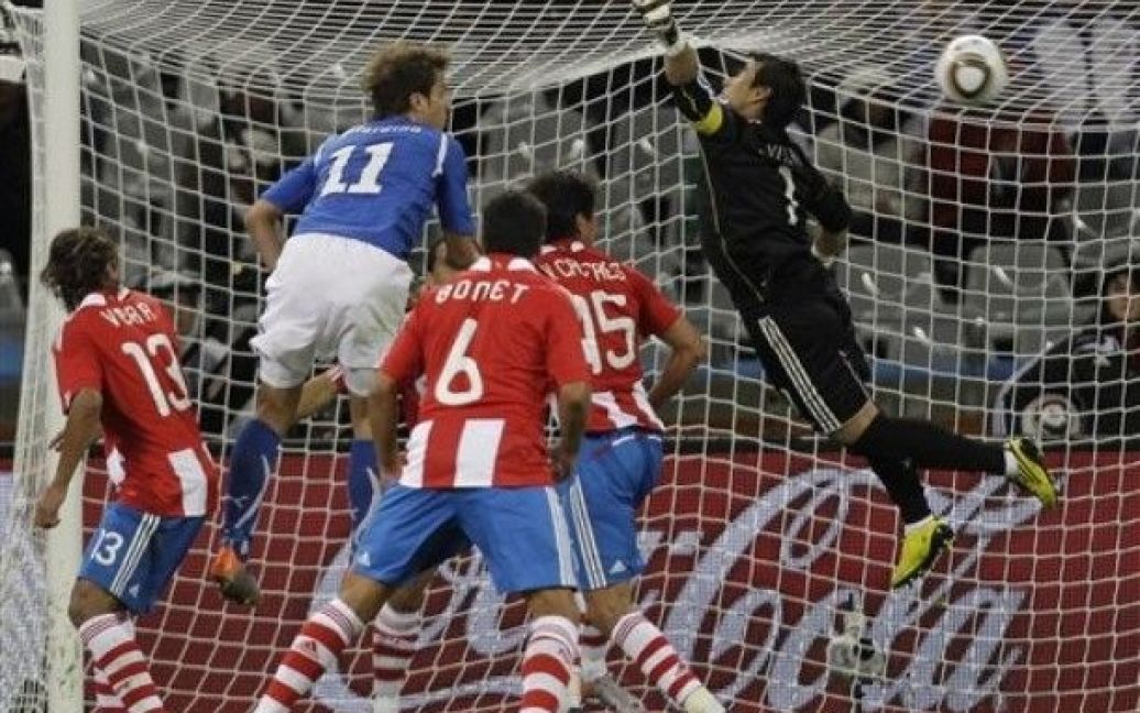 Вільяр не дотягується до м&#039;яча, який за секунду влетить в ворота Парагваю / © daylife.com