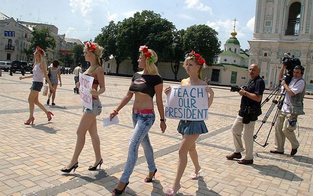 На Софійській площі у Києві активістки жіночого руху FEMEN влаштували акцію, приурочену до офіційного візиту державного секретаря США Гілларі Клінтон до України / © Жіночий рух FEMEN