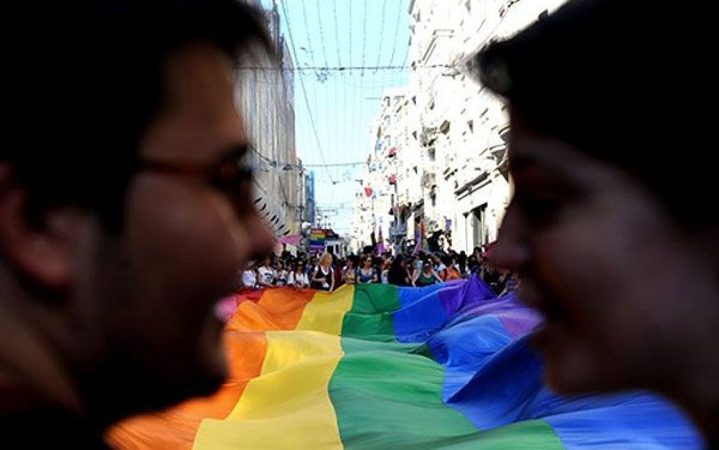 Сотні учасників ходи сексуальних меншин і активісти з прав людей пройшли маршем вулицями Стамбула, вони несли із собою величезний прапор кольорів веселки. / © AFP