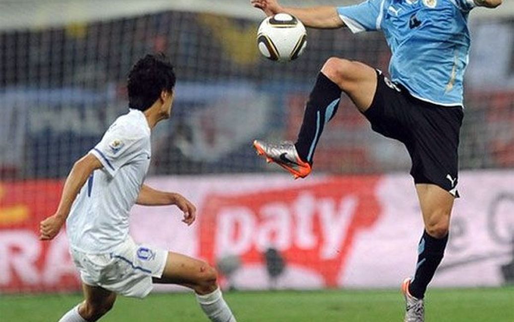Збірна Уругваю з рахунком 2:1 перемогла Південну Корею і вийшла у чвертьфінал Чемпіонату світу-2010. / © AFP
