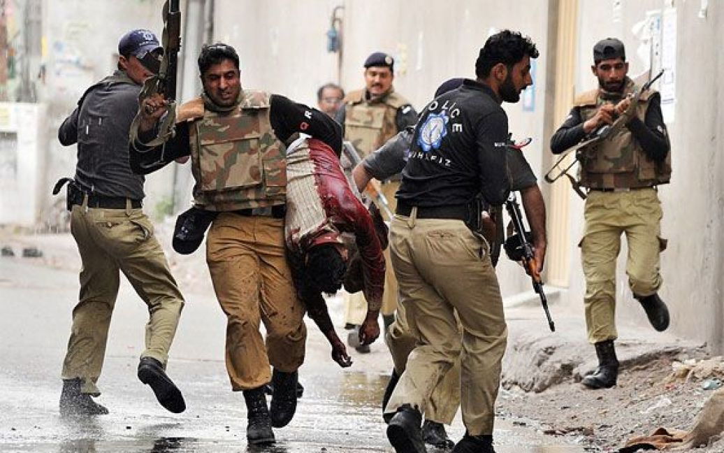 Пакистан, Лахор. Група бойовиків захопила дві мечеті під час п&#039;ятничної молитви і захопила у заручники близько двох тисяч людей. В результаті бою між поліцейським спецназом Пакистану і бойовиками 65 людей загинули і 78 постраждали. Мечеті належать Ахмадійській мусульманській общині у Пакистані. Відповідальність за акцію по захопленню двох мечетей взяло на себе угрупування "Техрік-е Талібан-і Панджаб" ("Рух талібів Пенджабу"). / © 