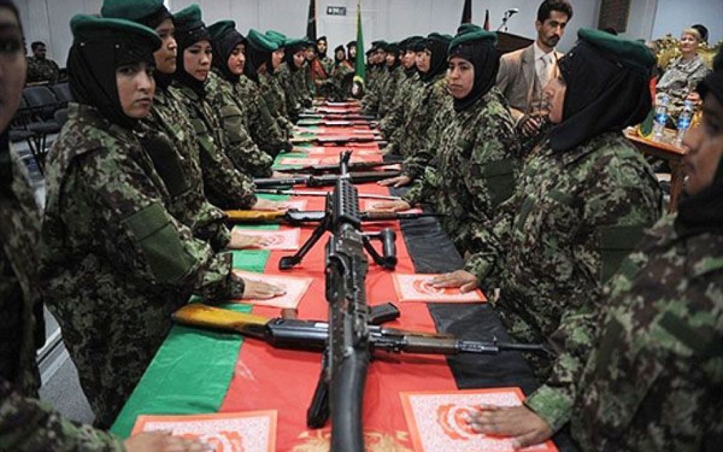 Афганістан, Кабул. Афганські жінки-офіцери складають присягу під час випускної церемонії у Кабулі. Афганська армія нещодавно почала набирати жінок-офіцерів для робіт у офісах. Чисельність афганської армії наразі складає близько 100 тисяч осіб, але планується, що до 2011 року чисельність зросте до 240 тисяч. / © AFP