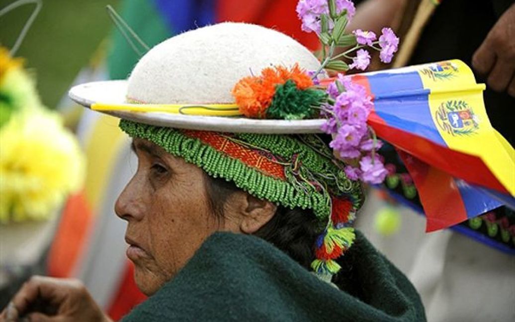 Жінка у національному костюмі та прапорцями Венесуели у капелюшку бере участь у Всесвітній конференції з проблем зміни клімату у Кочабамбі, Болівія. Вчора у світі відзначався День Землі. / © AFP