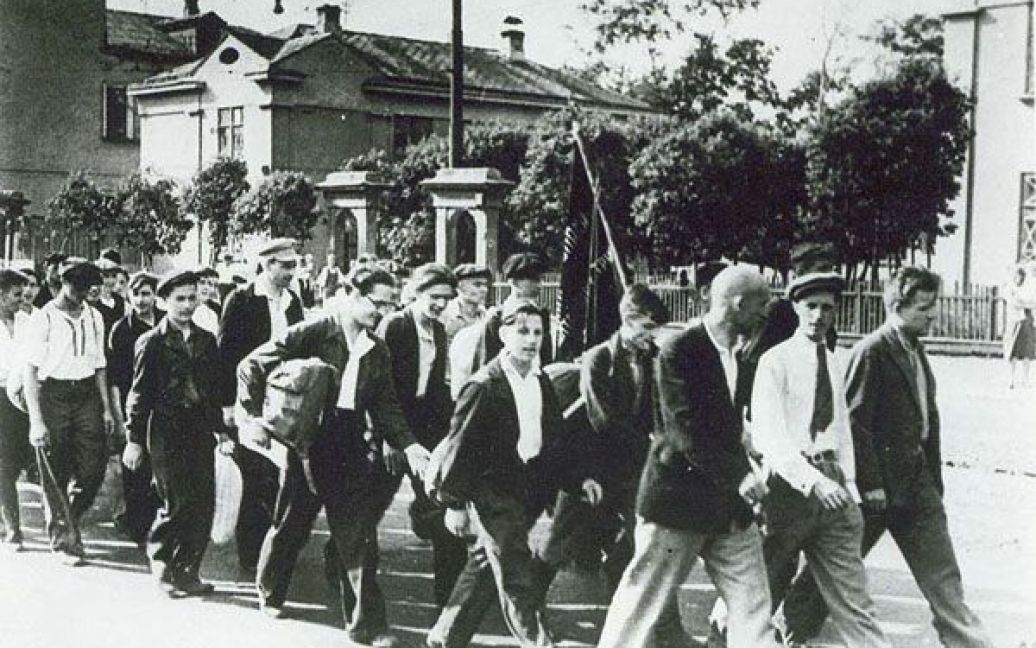 Ополченці Московського інструментального заводу прямують до збірного пункту, Москва, червень 1941 року. / © 