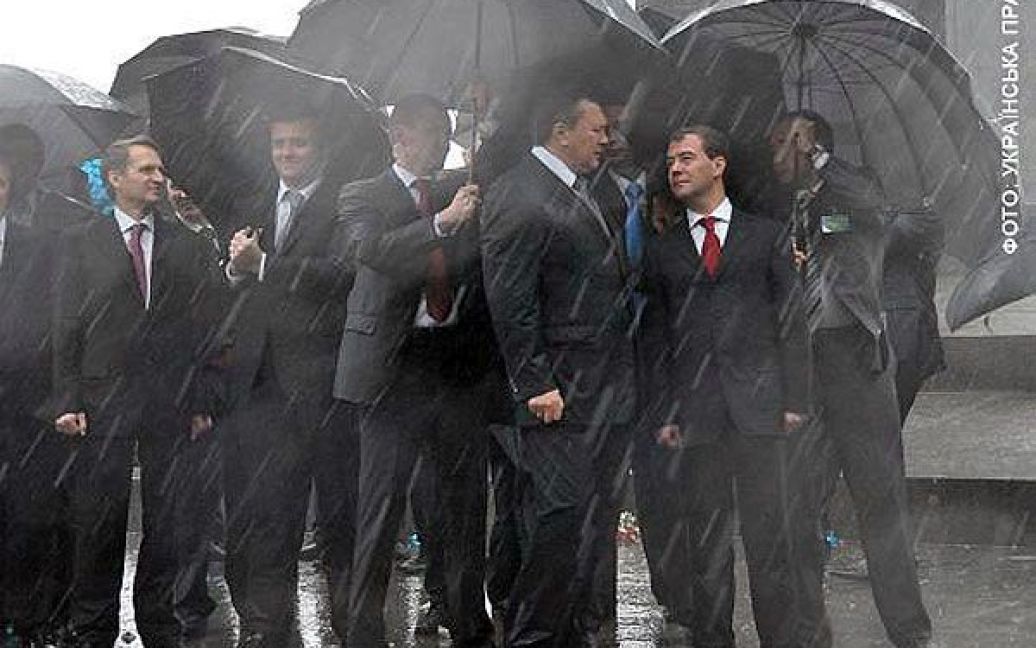 На думку глави держави, сильний дощ, яким Київ зустрів російського лідера, - це гарна прикмета. / © Українська правда