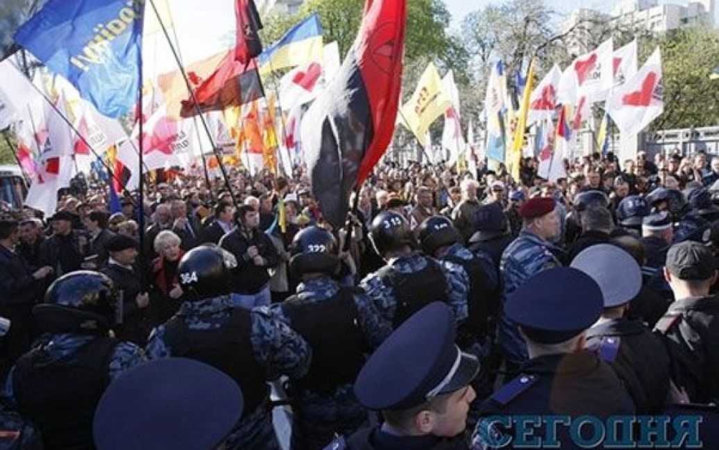 Депутати від опозиції намагалися домовитись з міліцією, щоб вона не використовувала проти демонстрантів спецзасоби. / © Сегодня