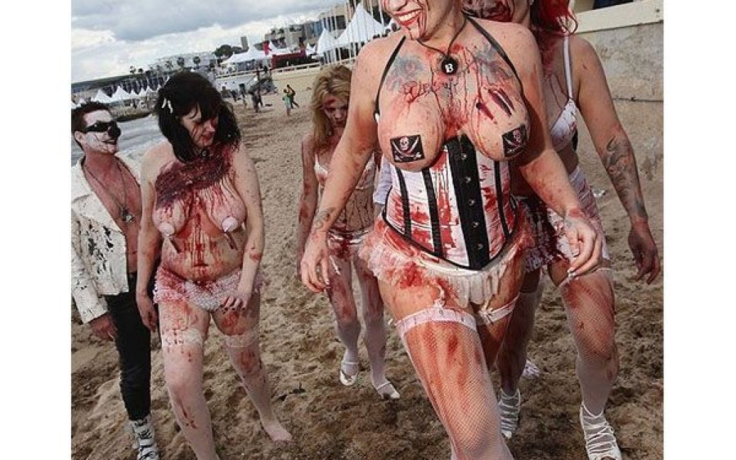 На Каннському пляжі відбулась фотосесія-презентація фільму "Зомбі-жінки Сатани" / © Getty Images/Fotobank