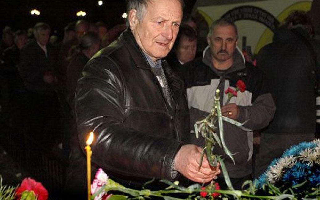 Чоловік покладає квіти до Меморіалу Героям Чорнобиля, де встановлені пам’ятні знаки загиблим в перші дні аварії, в місті Славутичі. / © УНІАН