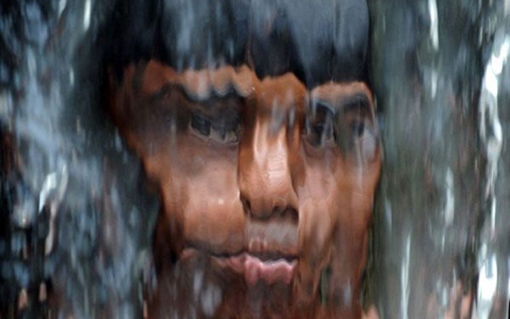 Індія, Калькутта. Дитина стоїть у фонтані на вулиці Калькутти. У світі відзначили Всесвітній день навколишнього середовища. Таким чином ООН намагається привернути увагу світової громадськості до проблеми навколишнього середовища і стимулювати політиків на відповідні дії. / © AFP