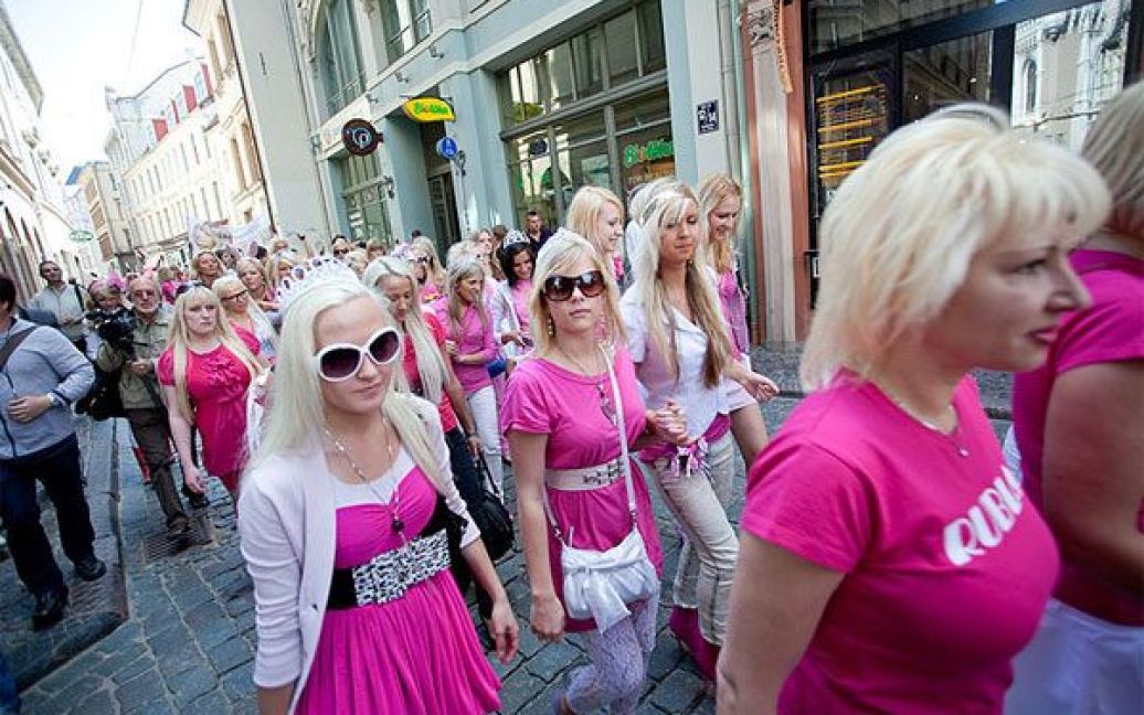 У параді блондинок, який провели у Ризі, взяли участь тисячі дівчат. / © Lenta.ru