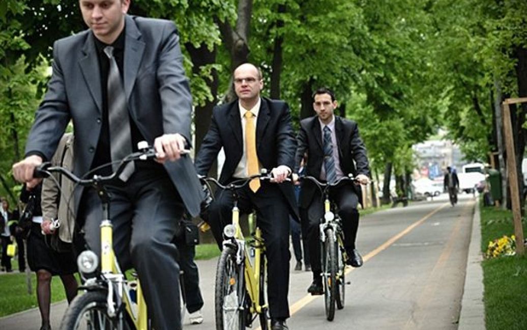 Велосипедні перегони співробітників компаній, чиї офіси знаходяться у центрі Бухареста. Міська адміністрація Бухареста влаштувала ці змагання для популяризації велосипедів, яка, на їх думку, має вирішити проблеми заторів у місті. / © AFP