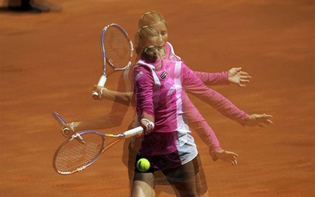 Іспанія, Мадрид. Украънська тенысистка Олена Бондаренко завершила виступи на турнірі серії WTA Premier в Мадриді з призовим фондом у 3,5 мільйонів євро. У 1/8 фіналу Олена поступилась 13-й "сіяній" китаянці На Лі. / © AFP