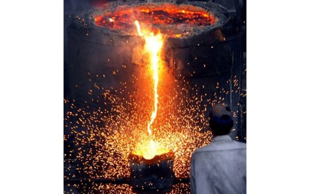 Виплавляння заліза на одному з металургійних підприємств Лахора. Офіційно лише 56 зі 168 мільйонів людей населення Пакистану мають роботу. / © AFP