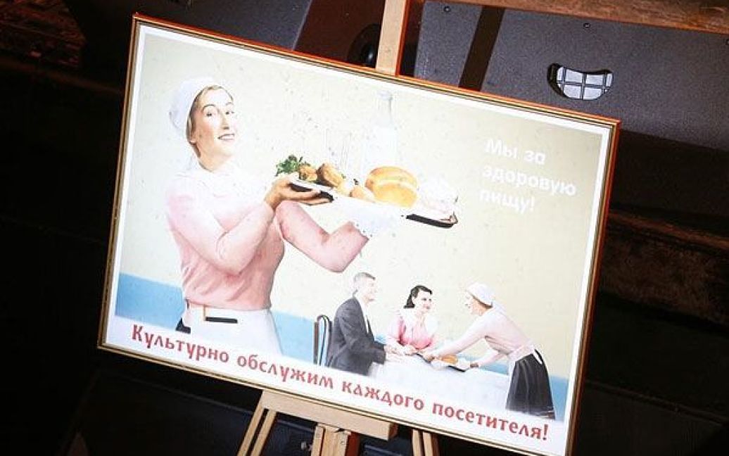 На аукціоні були виставлені ретро-роботи за участі київського бомонду, оформлені у вигляді радянських агітаційних плакатів. / © gazeta.ua
