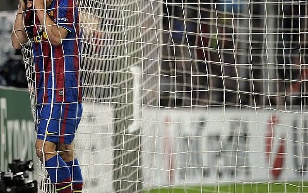 Форвард "Барселони" Боян Кркіч плаче у воротах після того, як "Барса" не вийшла у фінал Ліги чемпіонів. / © AFP