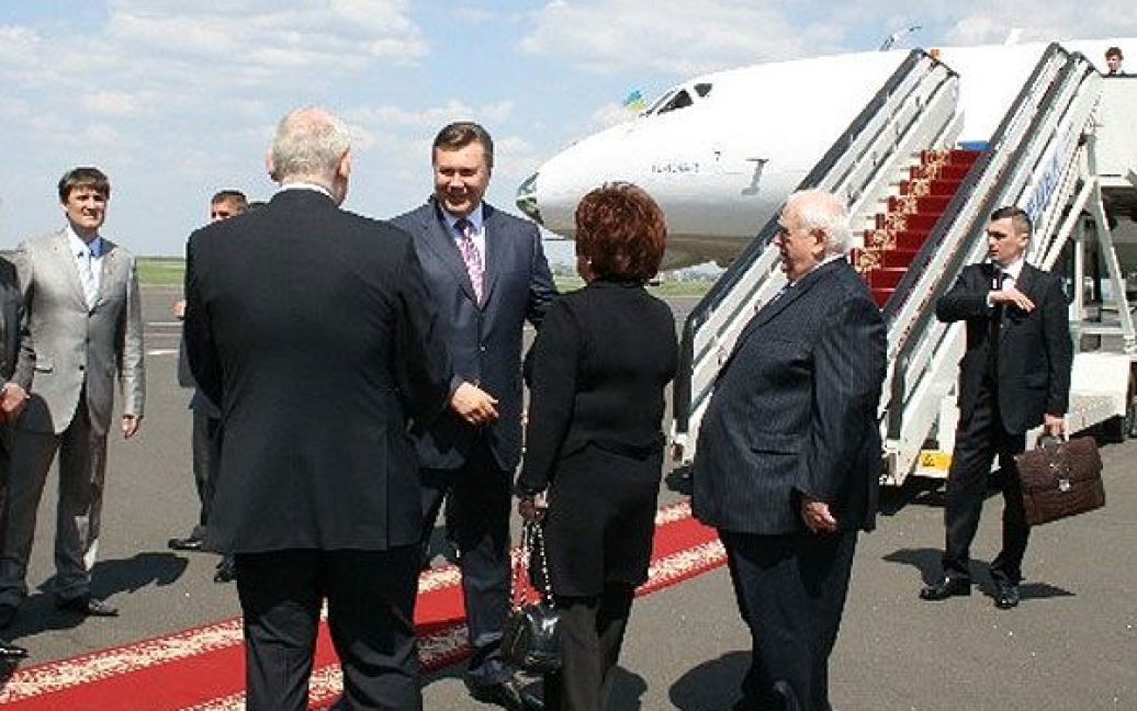 В аеропорту президента України радо зустріли / © 