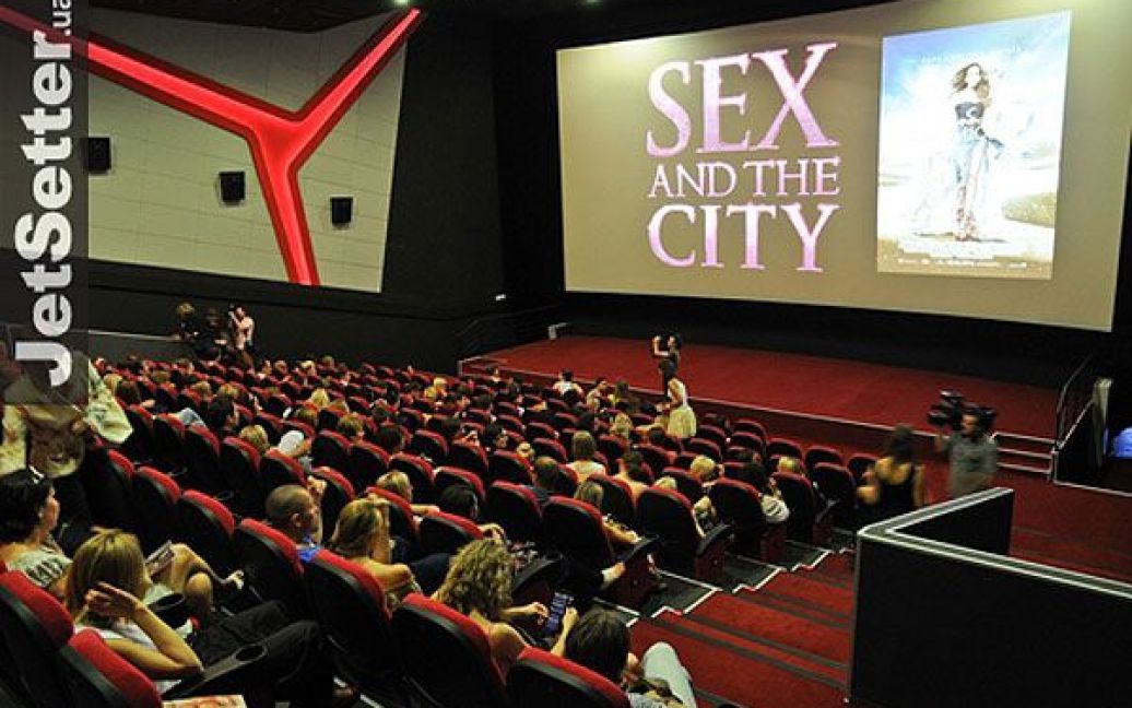 Один з київських кінотеатрів влаштував допрем&rsquo;єрний показ фільму "Секс у великому місті 2". Перед показом глядачів пригощали коктейлями, і показували їм модну колекцію дизайнера Ірини Каравай. / © jetsetter.ua