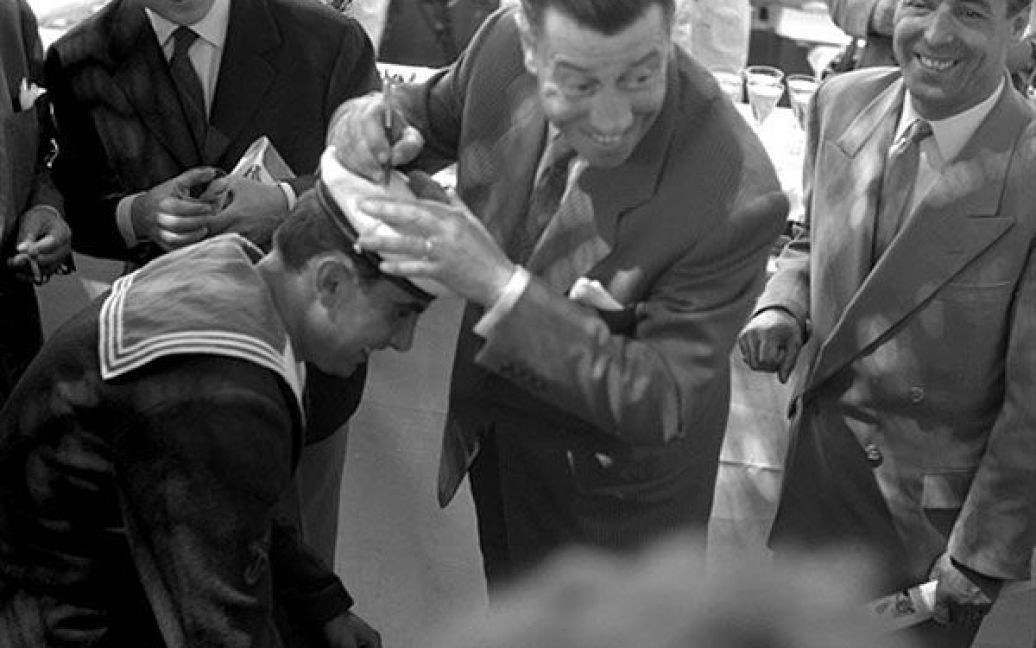 1956 рік. Актор Фернандель роздає автографи, 07 травня 1956 року. / © AFP