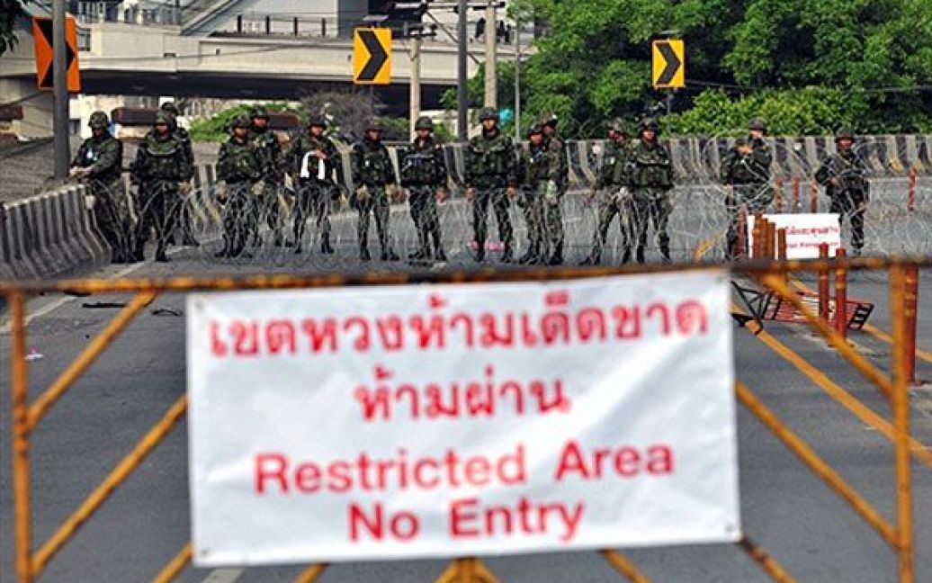 Військовослужбовці таїландської армії за підтримки столичної поліції вранці 19 травня почали силову операцію проти опозиціонерів, які заблокували діловий центр Бангкока. / © AFP