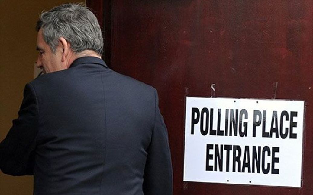 Прем’єр-міністр Великобританії Гордон Браун прибув на виборчу дільницю / © AFP